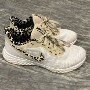 Women’s Nike Running shoes 🤍